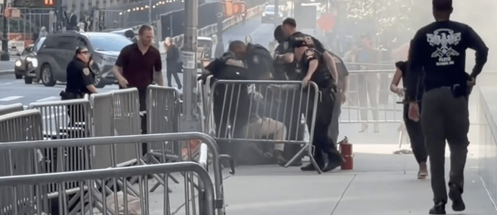 警方在大楼外制服及拘捕縰火疑犯。ABC画面截图 警方在大楼外制服及拘捕縰火疑犯。ABC画面截图