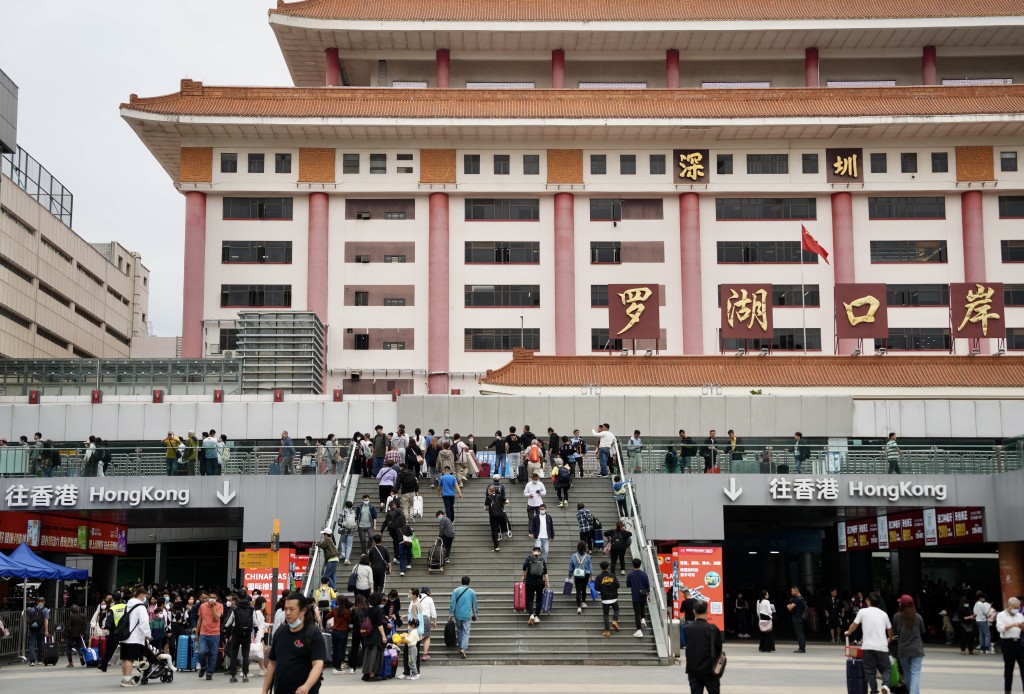 史立德認為，港人北上消費熱潮和內地旅客消費模式的改變或會造成「消費淨外流」。圖為羅湖口岸。資料圖片