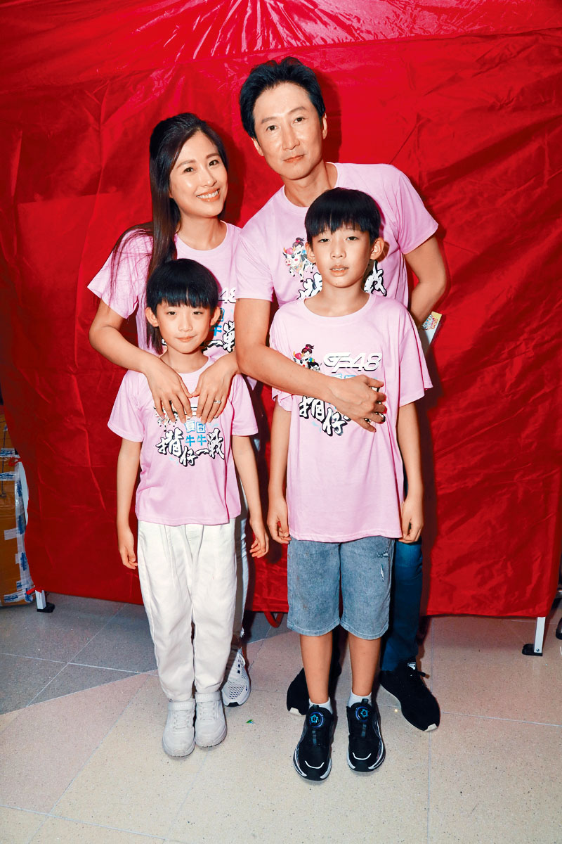 洪天明笑指兩兒子最得爺爺歡心。