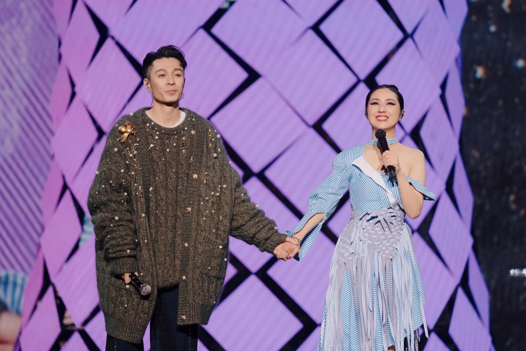 楊千嬅演唱會的嘉賓衛蘭、AGA江海迦及周柏豪,正是《聲夢傳奇》的導師。 楊千嬅演唱會的嘉賓衛蘭、AGA江海迦及周柏豪,正是《聲夢傳奇》的導師。