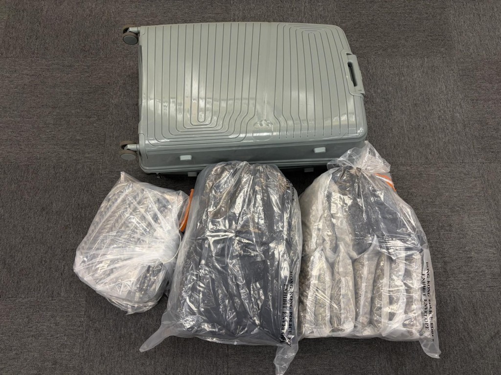 警方展示行動中檢獲的證物。 警方展示行動中檢獲的證物。