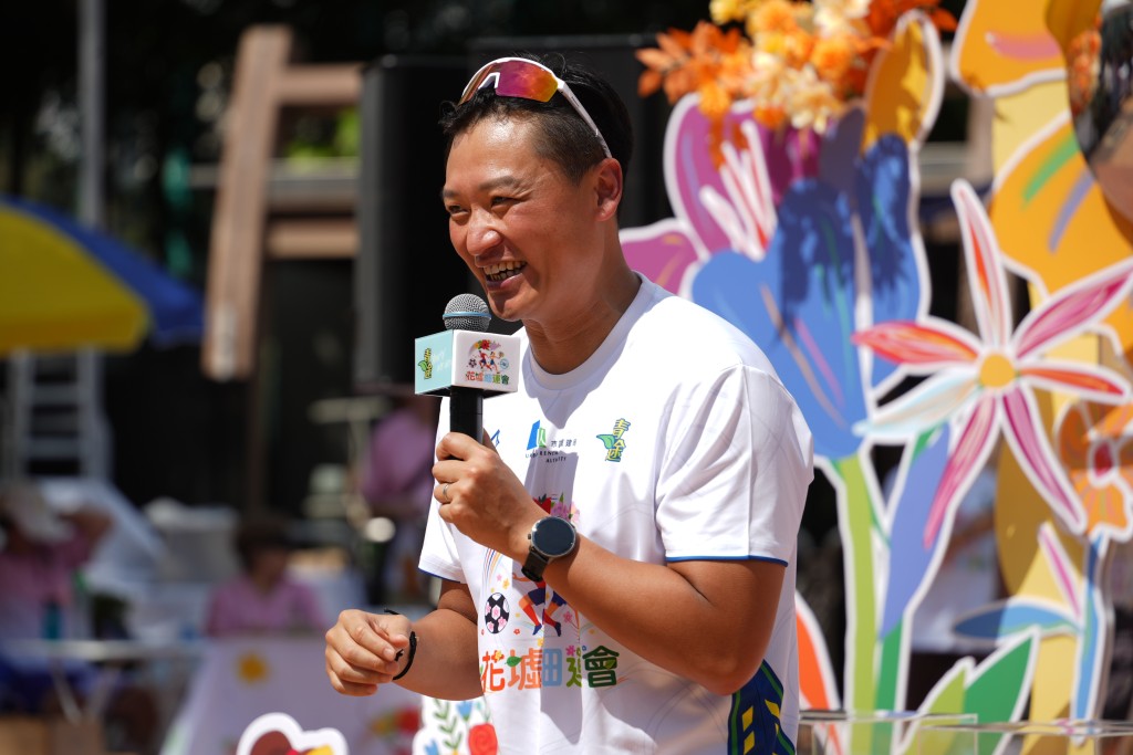 郑泳舜建议男士观看完球赛后，可利用票尾顺道到花墟买花。