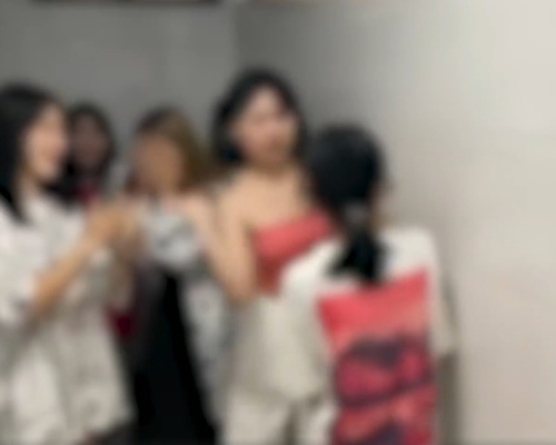 一名女童在廁所內遭5至名女生圍堵。網圖