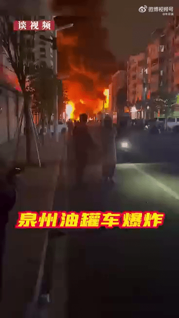 民众从远处拍摄油罐车爆炸后的情况。