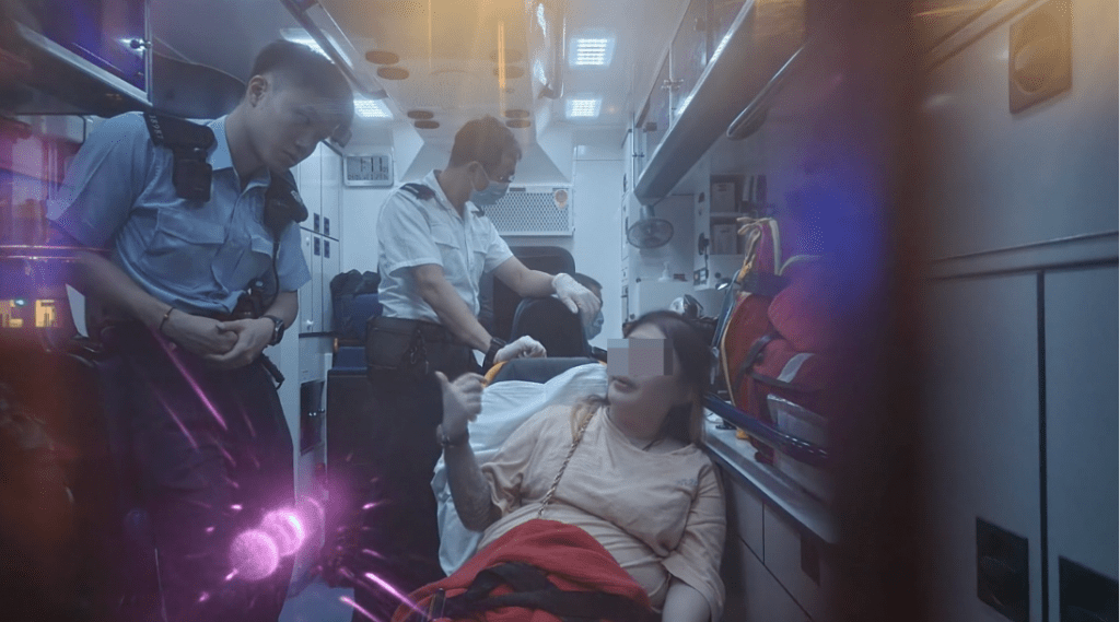 女子被帶上救護車,並向警員講述事件經過。 女子被帶上救護車,並向警員講述事件經過。