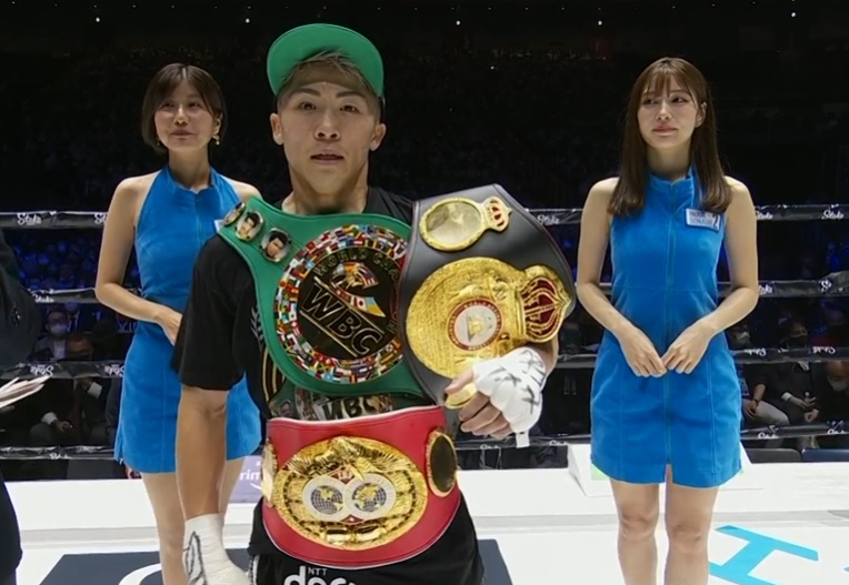 井上尚弥赛后展示他的三条世界拳王腰带。比赛直播截图