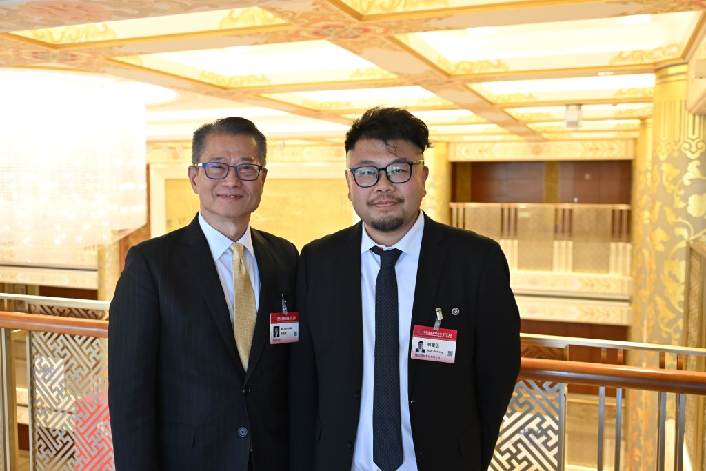 陳茂波（左）出席中國發展高層論壇2026，並與強腦科技創始人兼首席執行官韓璧丞博士（右）合照。