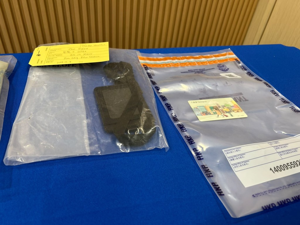 被捕男子曾快速向兩兒童展示掛在頸上的証件套。曾志恒攝 被捕男子曾快速向兩兒童展示掛在頸上的証件套。曾志恒攝