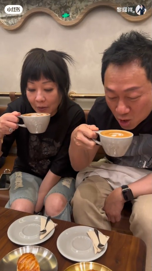 黎耀祥夫妇叹咖啡。