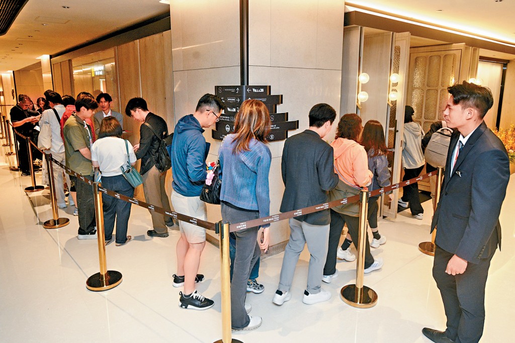 海瑅灣I位於尖沙咀中心示範單位昨日仍出現排隊人龍，情況不俗。