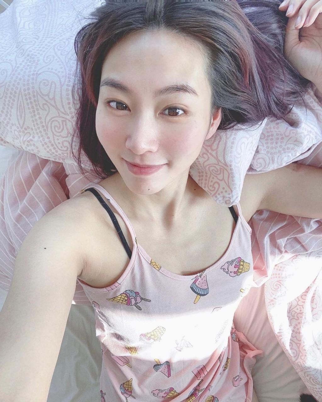 第一张露黑色Bra带，但心口冇乜睇头。