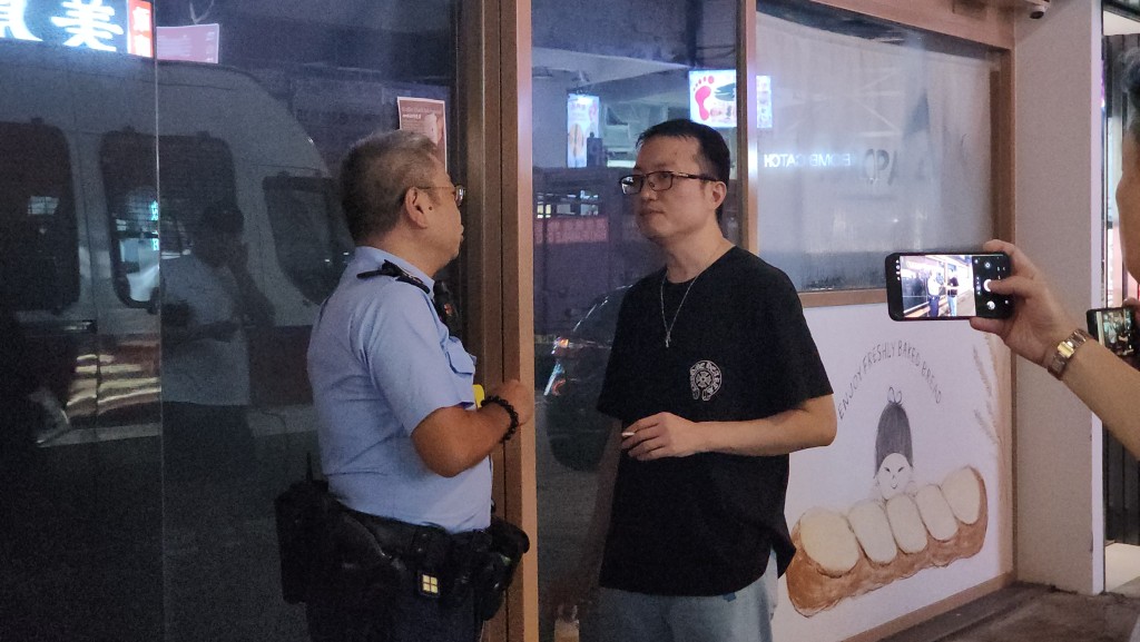 警員向錶主詢問細節。 警員向錶主詢問細節。