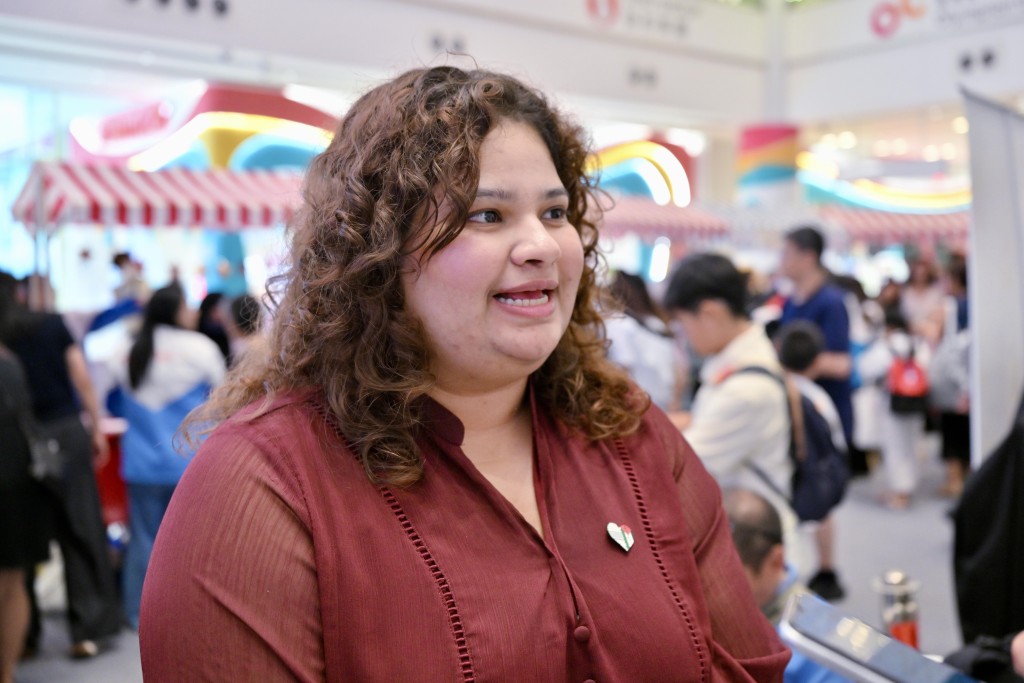 巴基斯坦裔青年Zeenet指支援服務中心的廣東話課程讓她掌握九聲調,由「不懂說」到現今任職小學教師,親證服務對融入社區的關鍵作用。 巴基斯坦裔青年Zeenet指支援服務中心的廣東話課程讓她掌握九聲調,由「不懂說」到現今任職小學教師,親證服務對融入社區的關鍵作用。