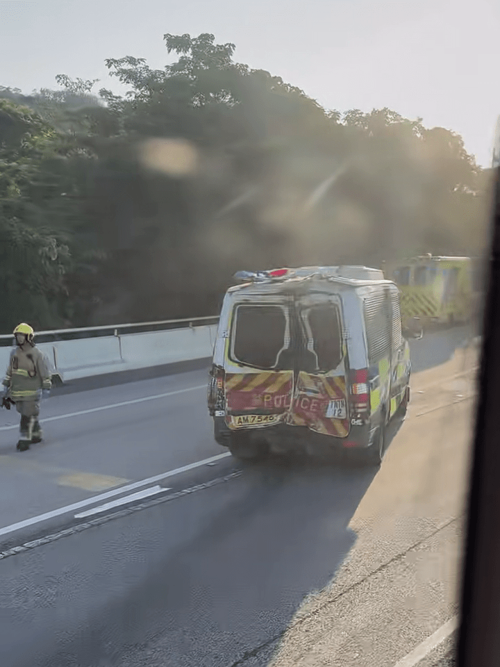 警車車尾凹陷。小紅書片段 警車車尾凹陷。小紅書片段