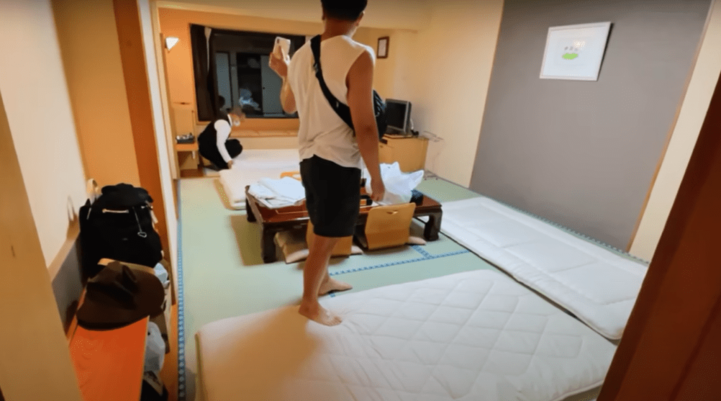 日本酒店第二宗罪：铺床职员摔椅子｜现场拍摄酒店职铺床过程