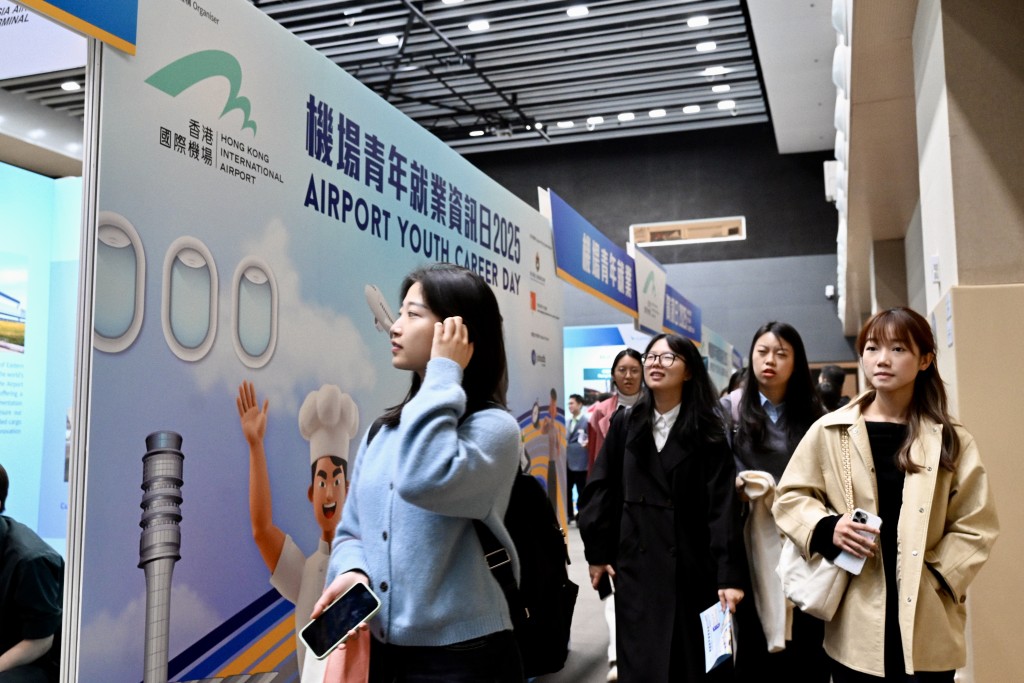 現場人頭湧湧，求職者絡繹不絕。