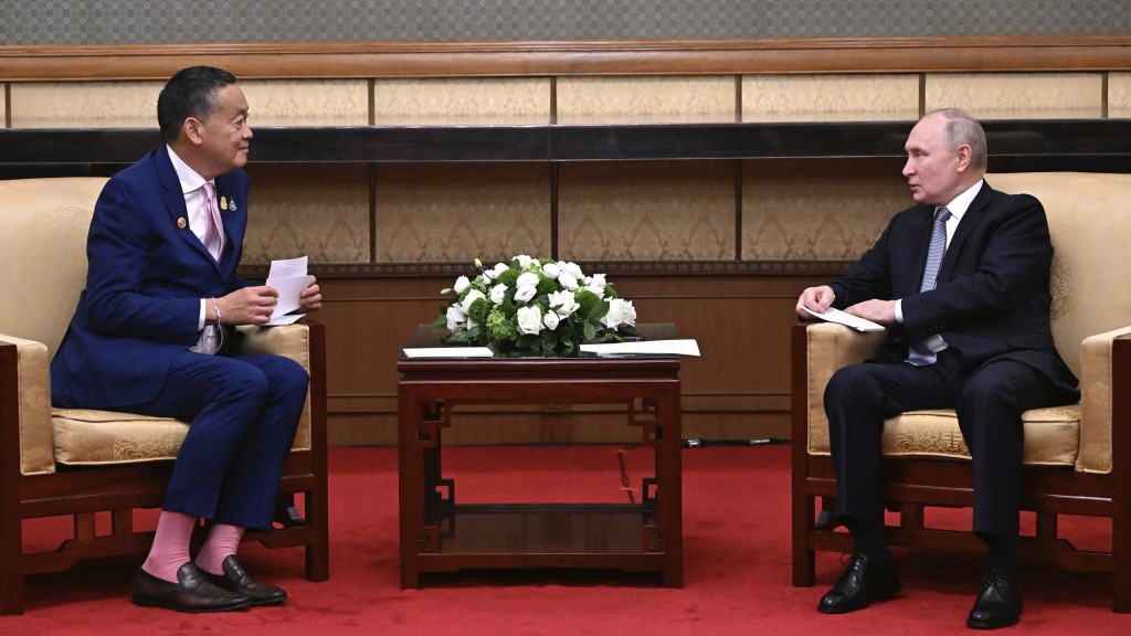 俄羅斯總統普京與泰國總理賽塔（左）17日在中國「一帶一路」國際合作高峰論壇場邊會面。 美聯社