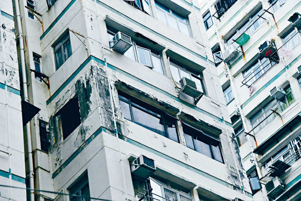 大角咀一幢樓齡近50年的舊式大型屋苑，多幢大廈外牆油漆剝落。