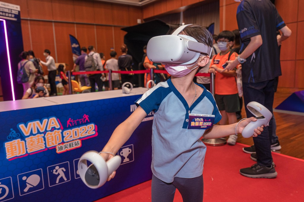 小朋友參與虛擬乒乓球比賽非常投入。公關提供圖片