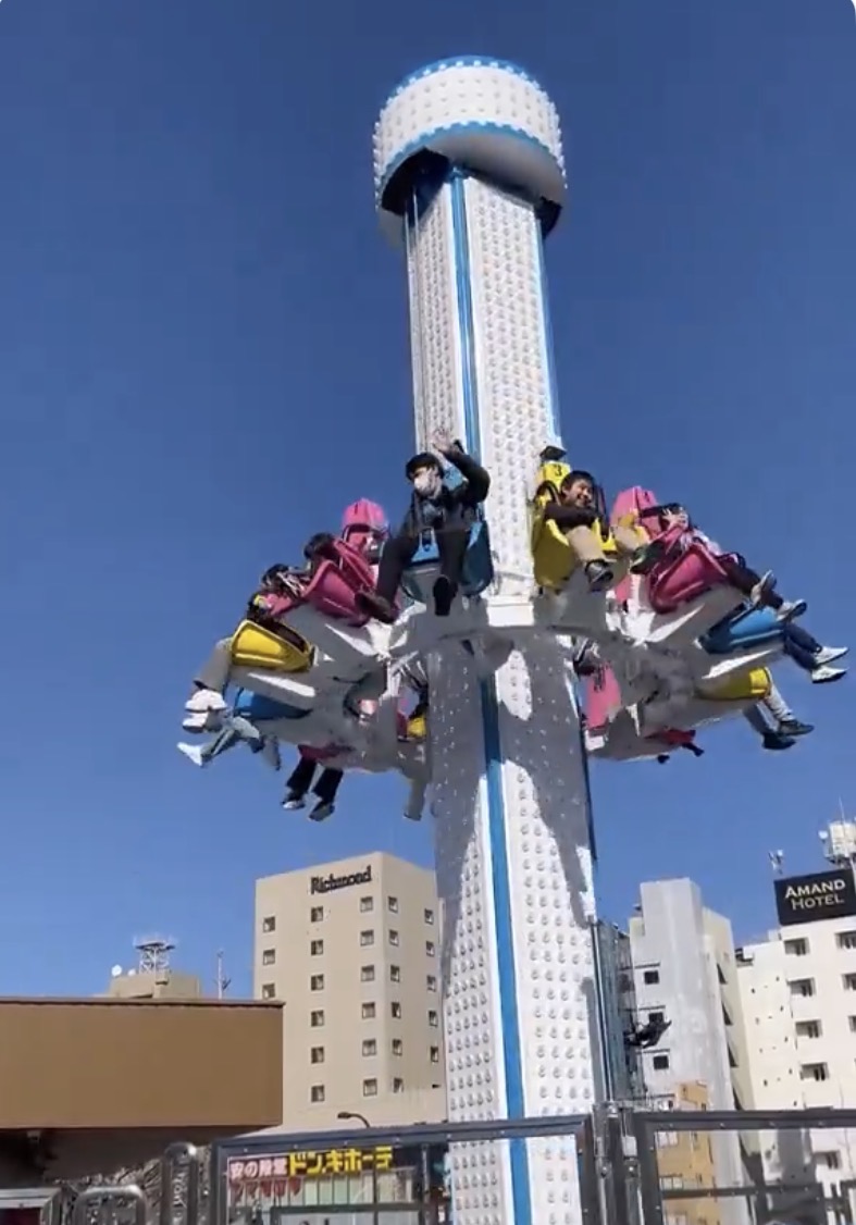 东京巨蛋城游乐园「飞天气球」座椅会一边旋转一边上下移动。  X@yu_kaizyu