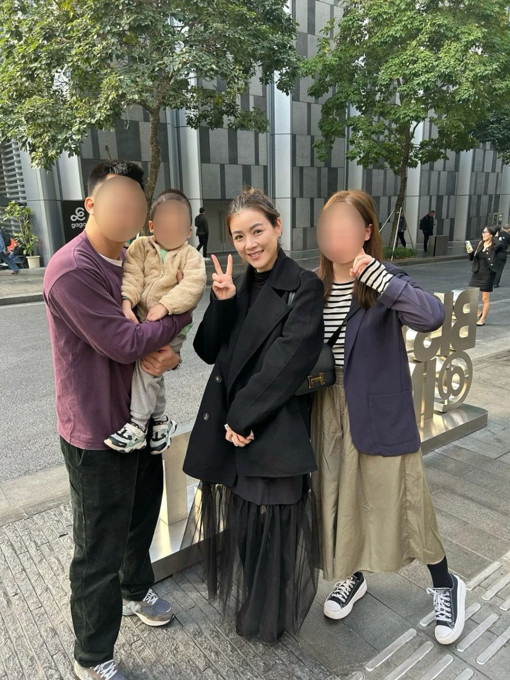陈茵媺这日一身黑色型格打扮跟老公陈豪在深圳逛街，合照可见她身上的Hermès手袋非常抢眼。