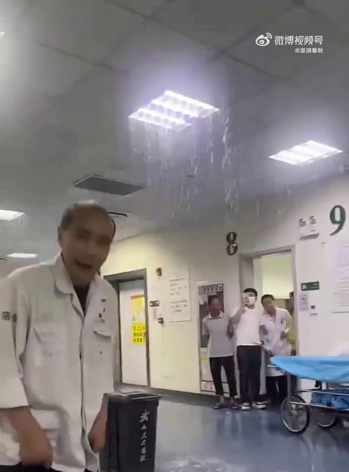 武漢大學人民醫院因下雨導致屋頂多處漏水,如「水簾洞」。 武漢大學人民醫院因下雨導致屋頂多處漏水,如「水簾洞」。