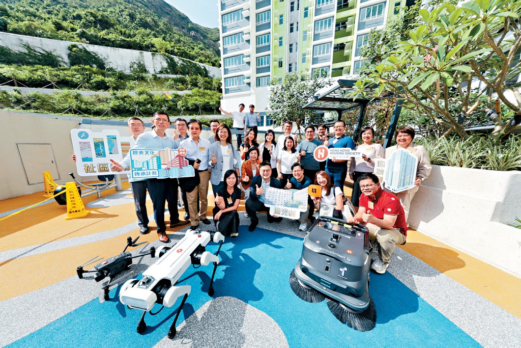 屋邨引進自動巡邏機械犬及自動掃地機械人。