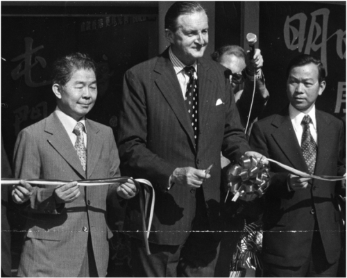 劉皇發(右)1977年與當時的港督麥理浩爵士(中)主持「明日的屯門」展覽會開幕剪綵。
