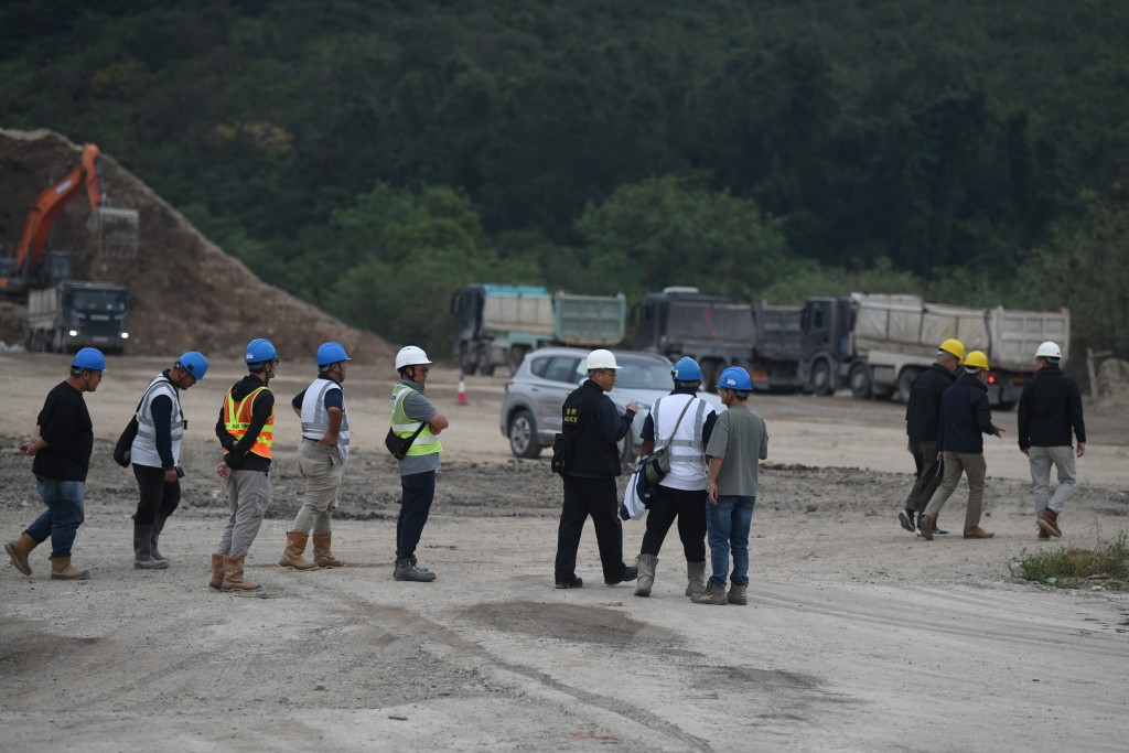 警方新界南刑事部探員與規劃署人員到場檢視場地。 警方新界南刑事部探員與規劃署人員到場檢視場地。