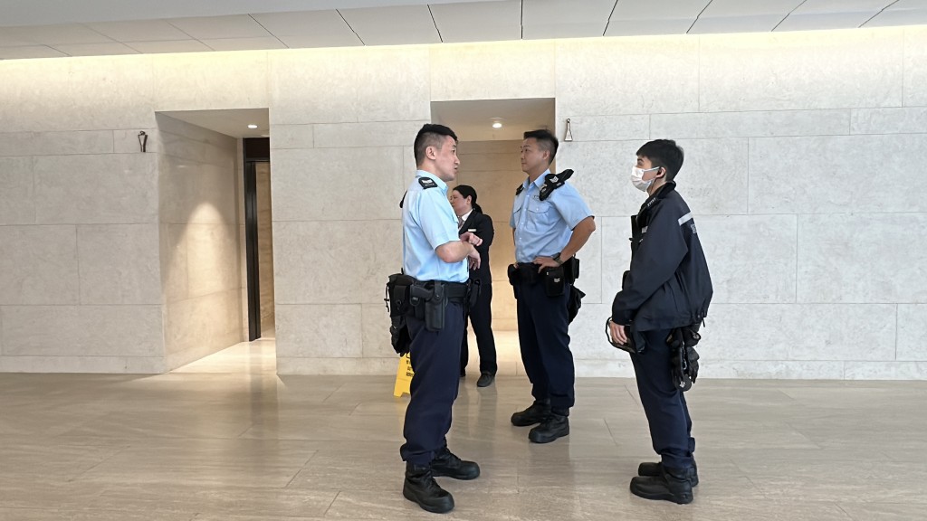 警方在場調查。 警方在場調查。