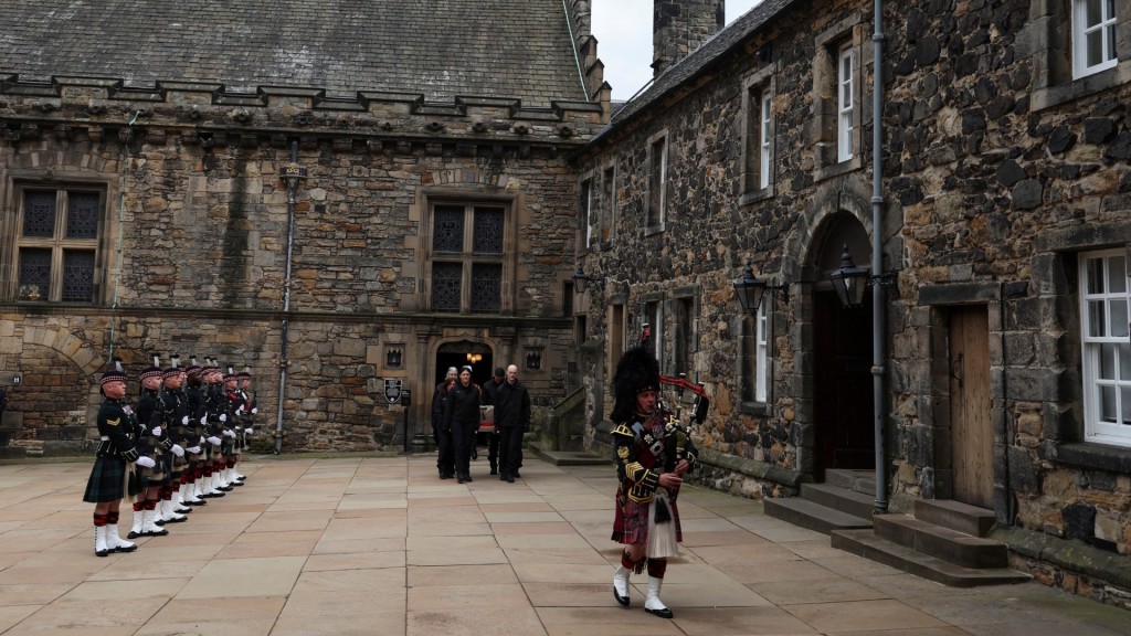 英皇查理斯三世加冕典禮在即，「命運之石」（斯昆石）於2023年4月27日移出愛丁堡城堡，送往倫敦西敏寺。 路透社