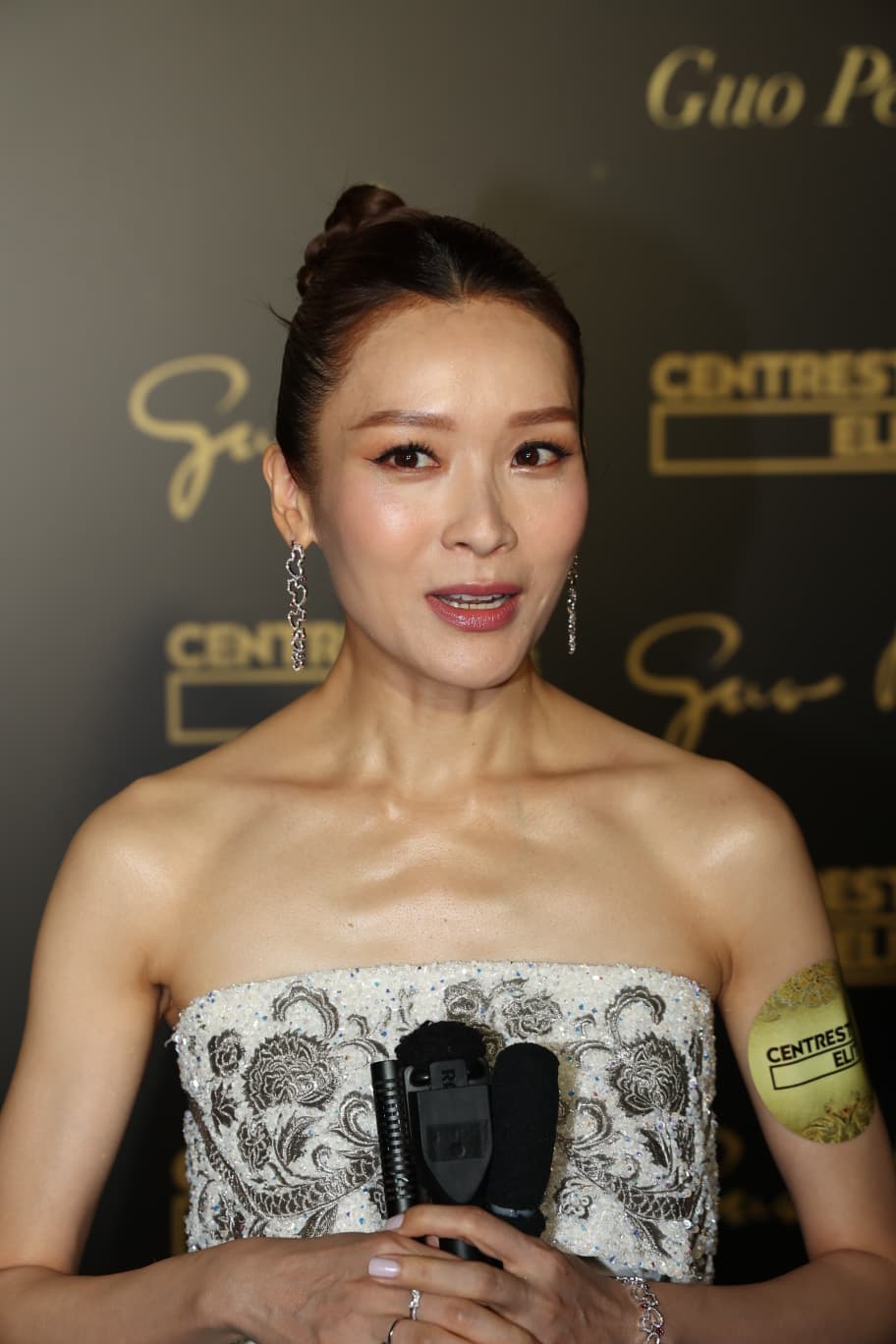 李佳芯學緊唱歌,未除「魔音」,歌唱老師勸阻勿挑戰難度甚高的《小幸運》。 李佳芯學緊唱歌,未除「魔音」,歌唱老師勸阻勿挑戰難度甚高的《小幸運》。