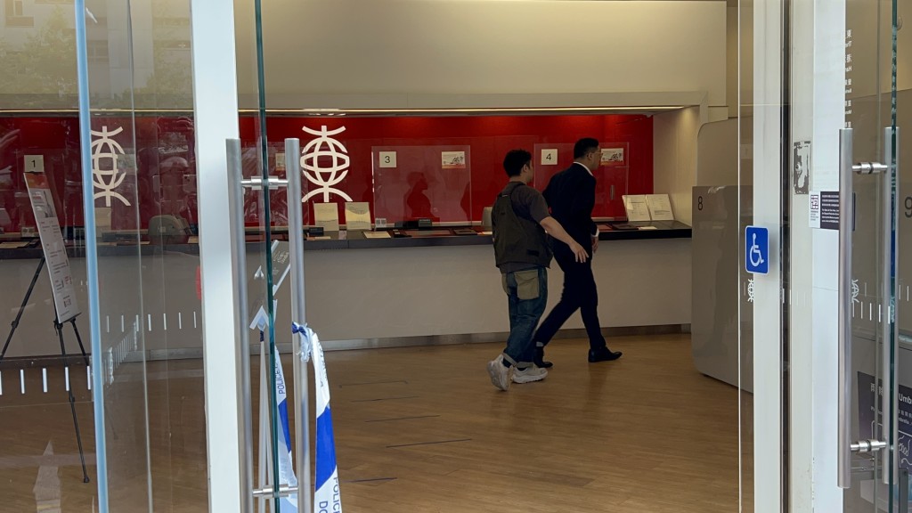 探員在銀行內調查。楊偉亨攝