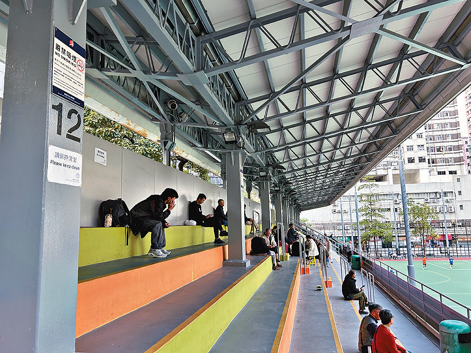 麥花臣遊樂場嚴禁吸煙，惟少數人不理會禁令。