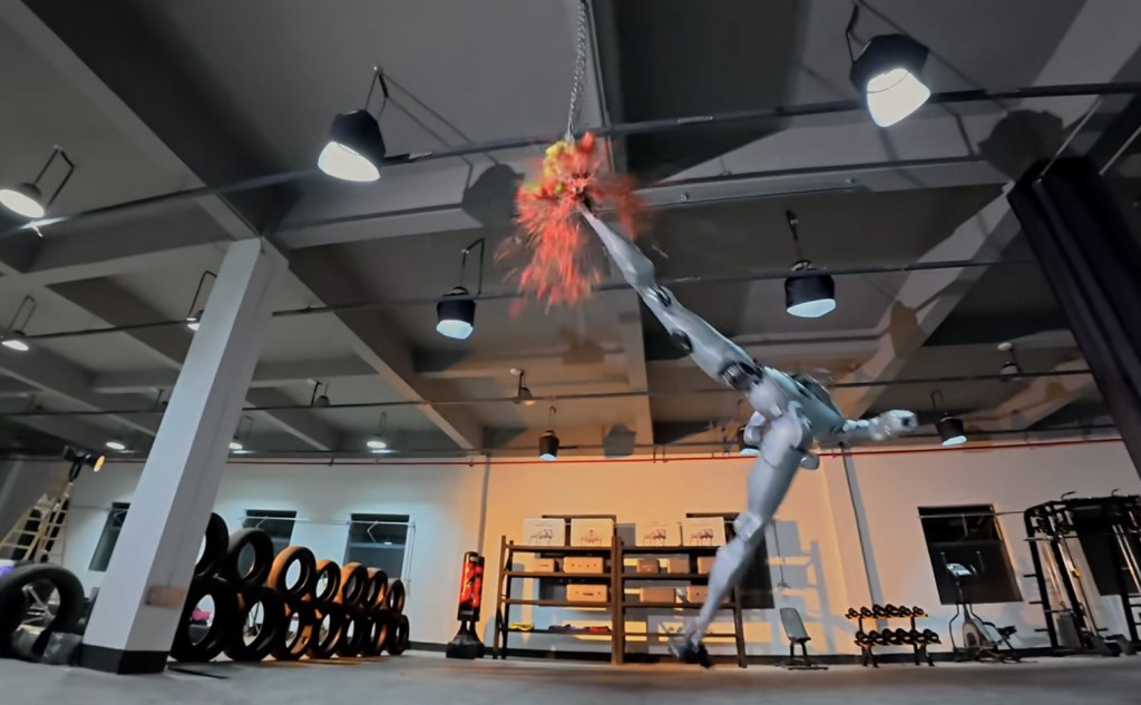 宇樹科技國產機械人騰空踢碎西瓜。