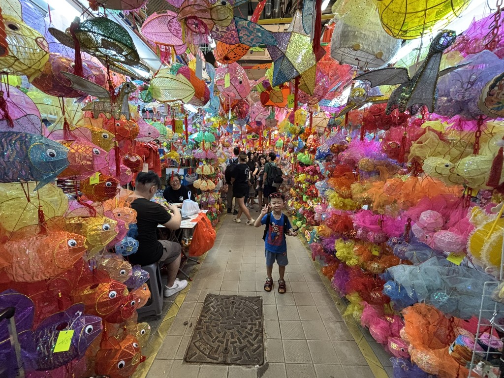 每逢中秋前兩、三星期，大橋街市便會出現燈籠海。（圖片來源：《親子王》）