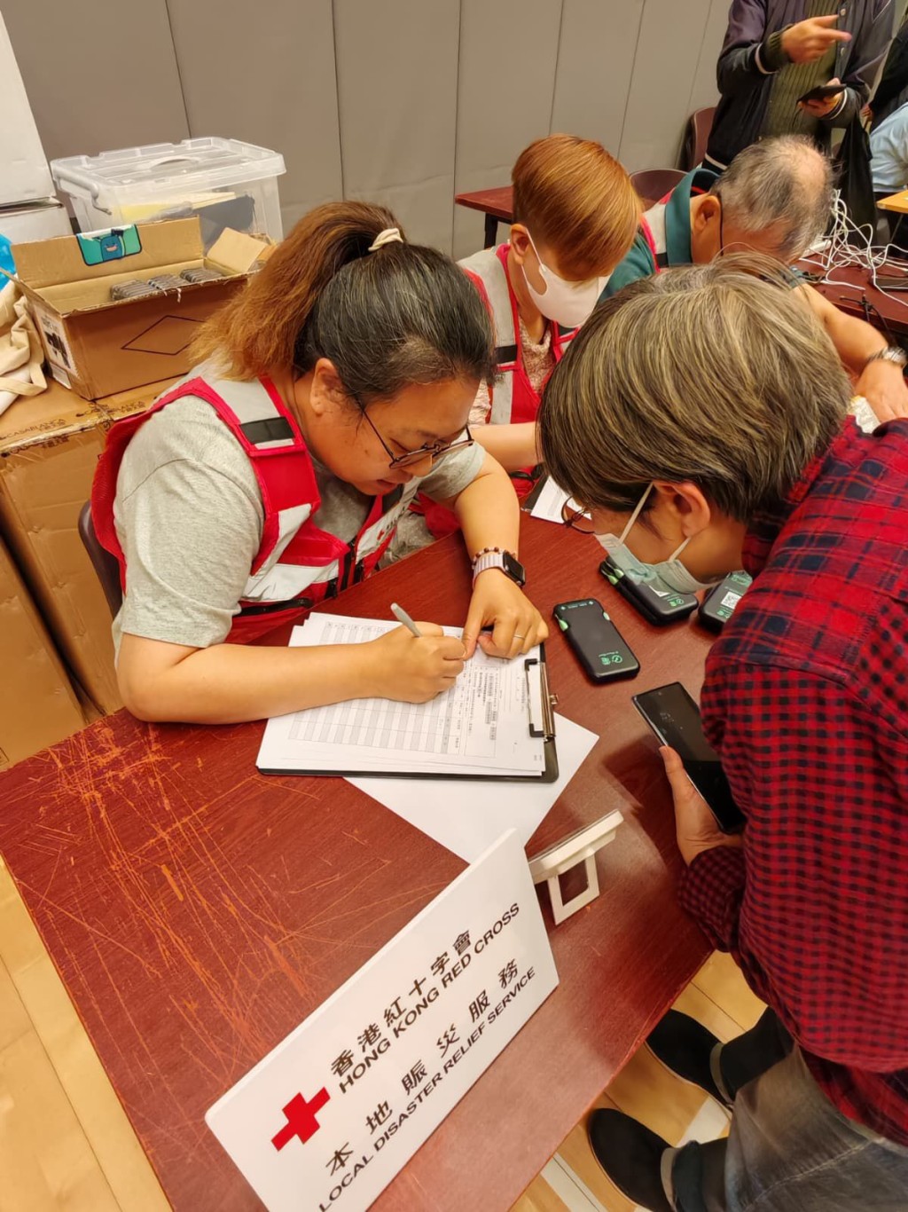 香港紅十字會表示,於火警發生3小時內,該會迅速展開本地賑災工作,包括駐場急救服務、緊急現金援助、日常必需品派發、心理支援服務,以及協助居民進行災後恢復等。香港紅十字會 香港紅十字會表示,於火警發生3小時內,該會迅速展開本地賑災工作,包括駐場急救服務、緊急現金援助、日常必需品派發、心理支援服務,以及協助居民進行災後恢復等。香港紅十字會