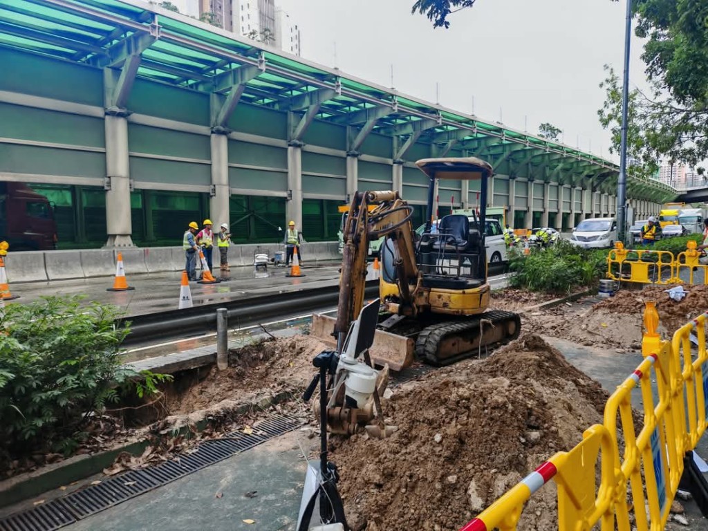 5月時,屯門公路往元朗方向近兆康站爆水管。 5月時,屯門公路往元朗方向近兆康站爆水管。