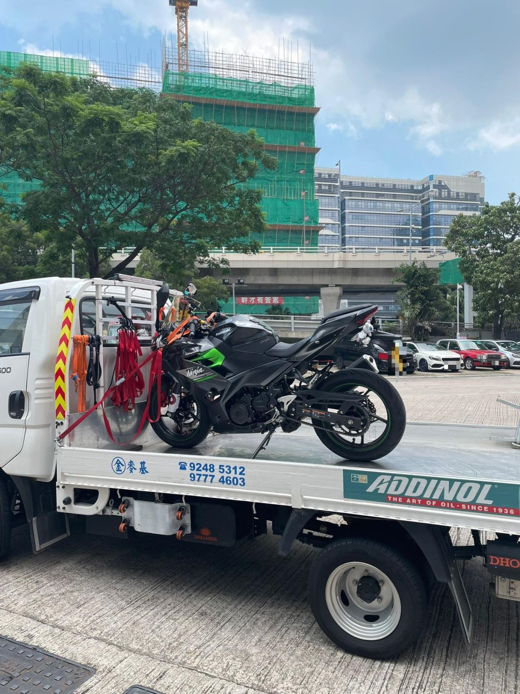 涉案的電單車亦已被扣留待進一步檢驗。警方圖片