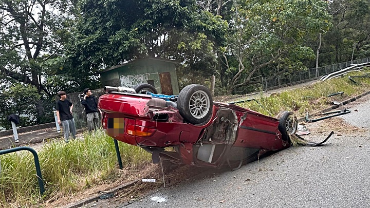 私家車失控撞欄翻側。fb：車cam L（香港群組）