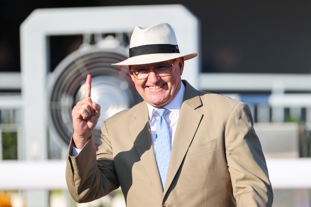 希斯 (图) 表示从肉眼所见,我认为这可能是牠历来演出最佳的其中一仗。与以往好几场杰出头马相比,包括去年胜出此赛在内,牠今仗的取胜姿态同样轻易。 希斯 (图) 表示从肉眼所见,我认为这可能是牠历来演出最佳的其中一仗。与以往好几场杰出头马相比,包括去年胜出此赛在内,牠今仗的取胜姿态同样轻易。