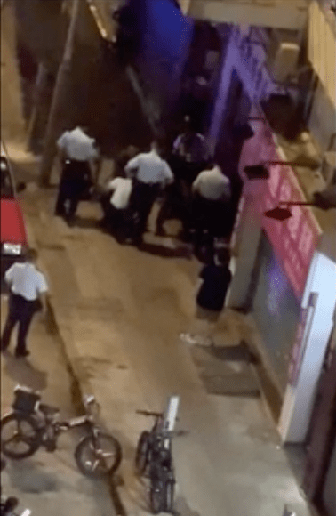 根據網上流傳的影片顯示,事發時多名警員將一名男子撳倒在行人路地上。 根據網上流傳的影片顯示,事發時多名警員將一名男子撳倒在行人路地上。