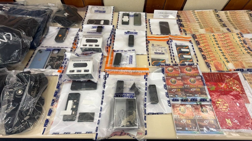 警方檢獲大批證物。梁國峰攝 警方檢獲大批證物。梁國峰攝