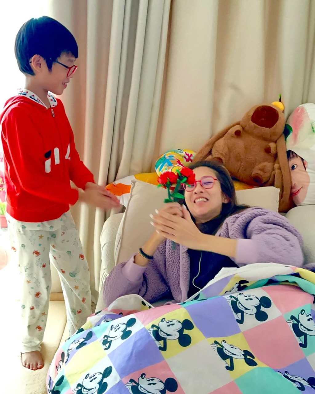 陈敏之儿子雷子乐在情人节送了lego玫瑰花给她。