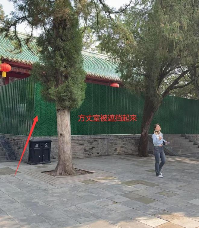方丈室(釋永信辦公的地方)已經被綠色圍欄給遮擋起來。 方丈室(釋永信辦公的地方)已經被綠色圍欄給遮擋起來。