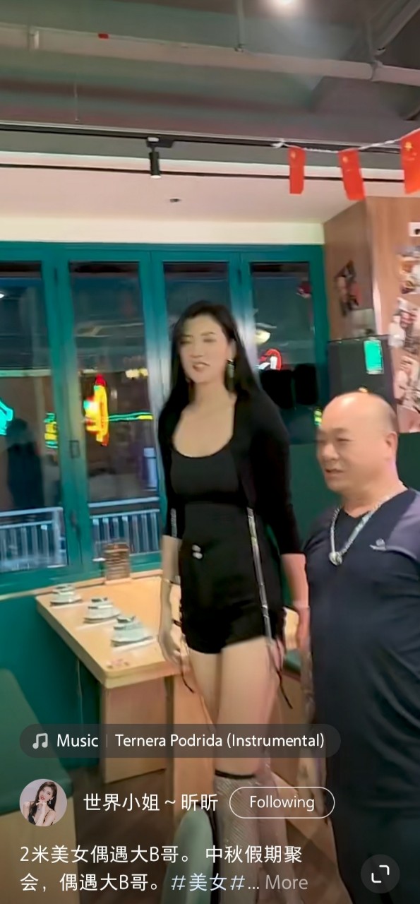 “大佬B”吴志雄去年经常与号称2米高的高妹孙昕荧拍片。