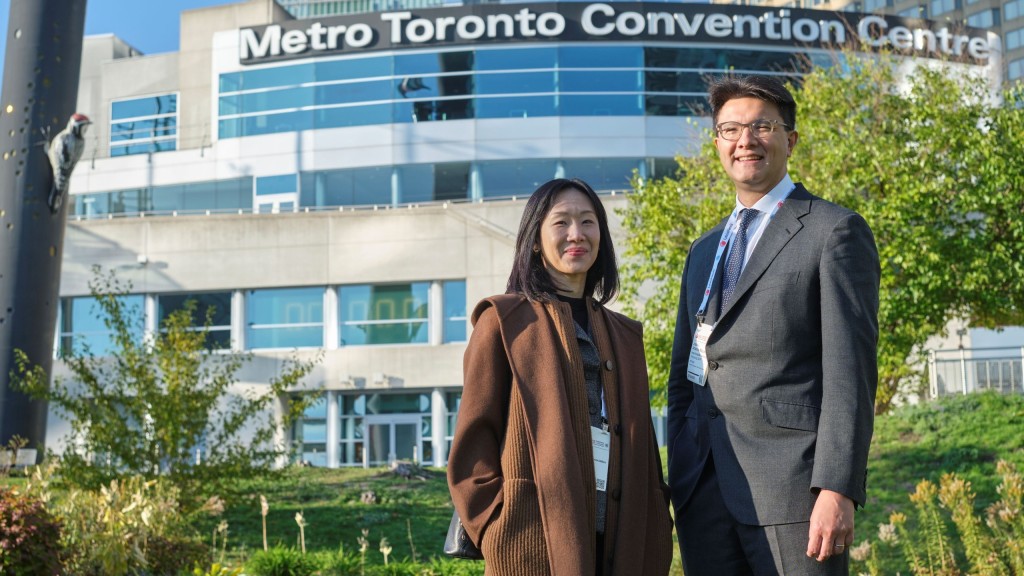 大律師公會主席毛樂禮（右）及副主席薛日華（左）在會議場地多倫多會議中心（Metro Toronto Convention Centre）合照。