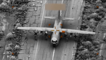 停泊在地面上的伊朗軍機遭美軍炸毀。（X@U.S. Central Command）