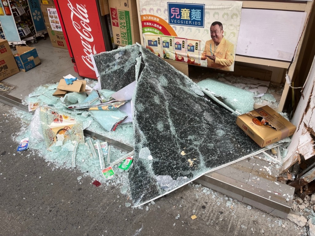 店舖一幅落地玻璃碎裂。劉漢權攝