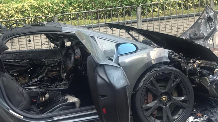 私家车车头严重焚毁。香港突发事故报料区facebook图片
